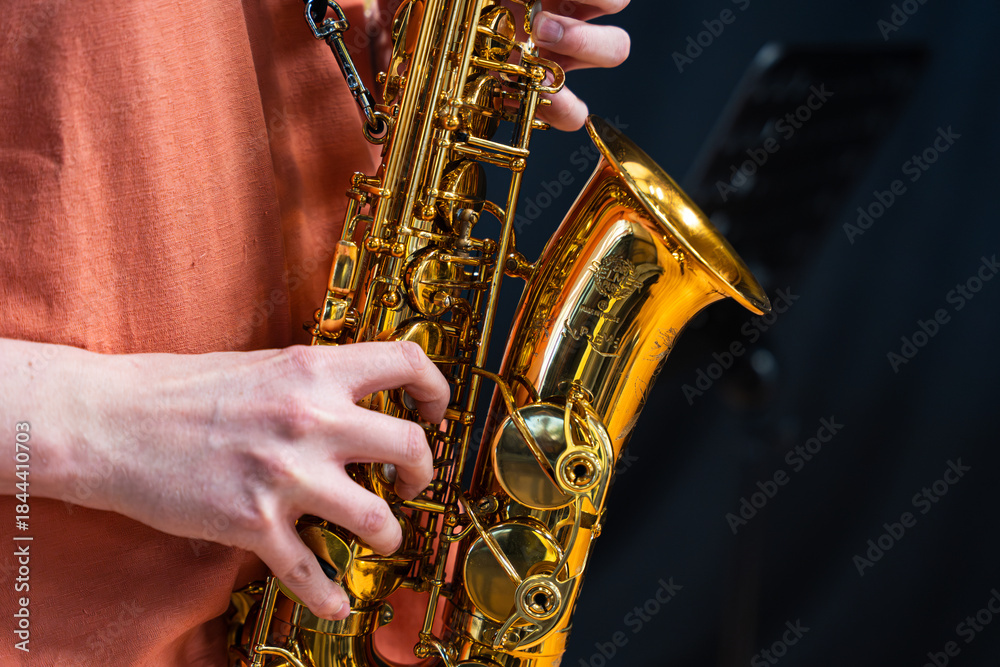 Obraz premium man playing saxophone