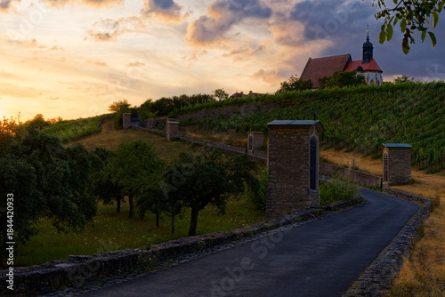 Sonnenuntergang über der Kirche Maria im Weingarten und den Weinbergen bei Volkach, Unterfanken, Bayern, Deutschland
