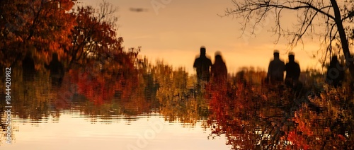 秋の葉と静かなシルエットが重なる二重露光の変化を象徴する情景