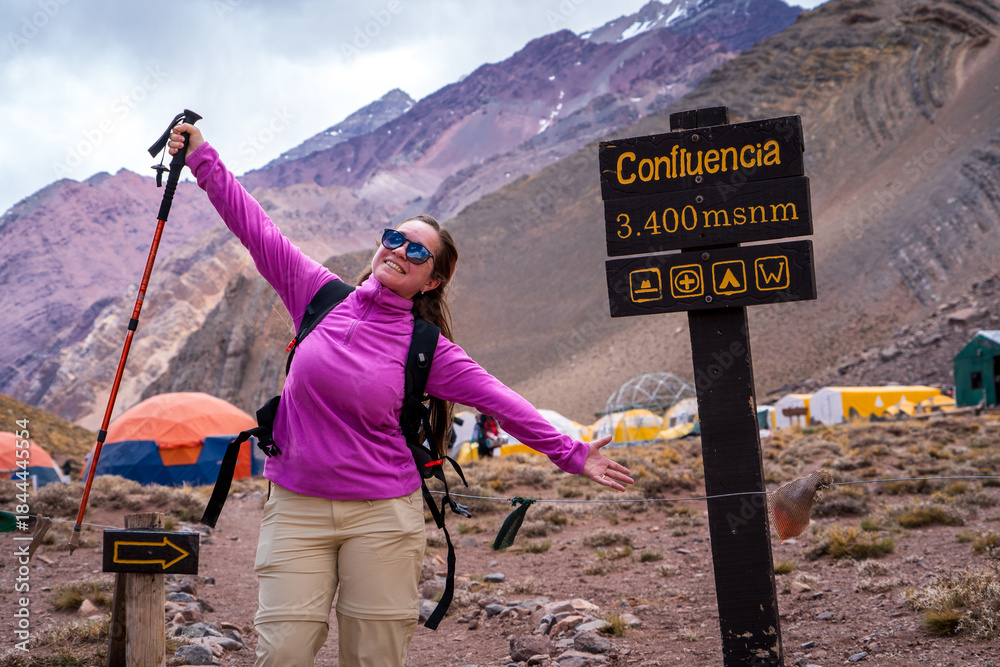 Φωτογραφία Mujer haciendo trekking por los caminos que llevan al cerro Aconcagua, en Mendoza, Argentina