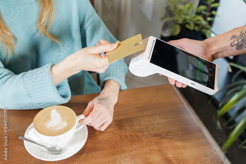 Photos Tableside contactless NFC card payment with portable POS terminal in cafe