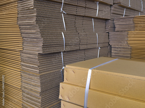 沢山束ねて積まれた梱包用のダンボール