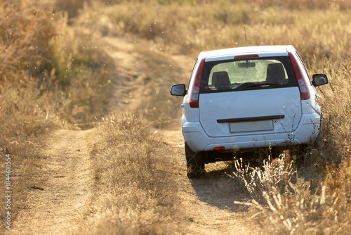 Fotografía White car parked on dirt road in wild countryside