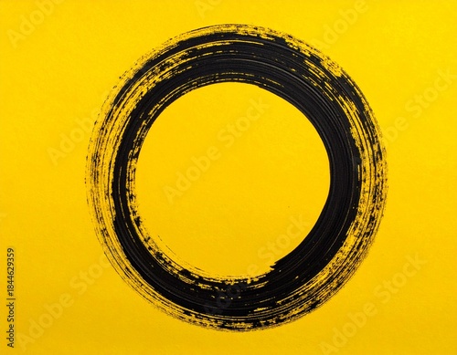 黄色の背景に筆で描いた黒の円形フレーム