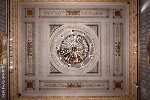 Foto Ornate ceiling and chandelier, Ducale Palace - Mantua, Italy