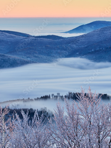 Fototapeta Naklejka Na Ścianę i Meble -  Beskidy, Schronisko Szyndzielnia.
Wchód słońca / świt na Szyndzielni. Inwersja, mgły, 
