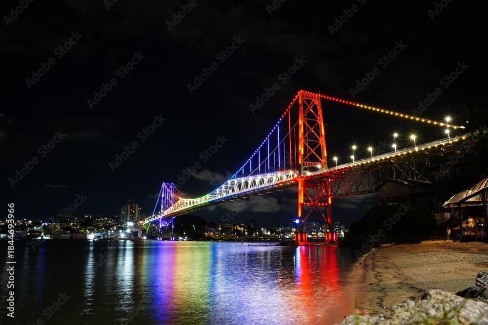Fototapeta premium Ponte Hercílio Luz Iluminada Noite Florianópolis SC