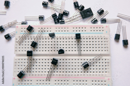 Billede på lærred A number of transistors on the breadboard