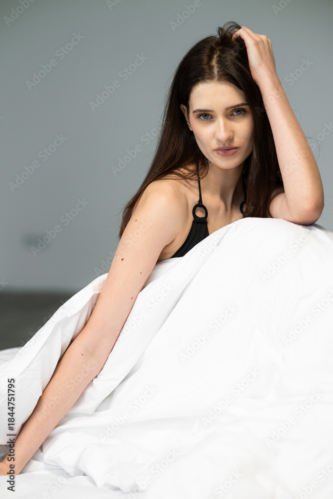 Naklejka premium Natural emotional portrait of young woman model with expressive face, authentic beauty, lifestyle mood, clean skin, real emotions, modern female portrait photography in studio