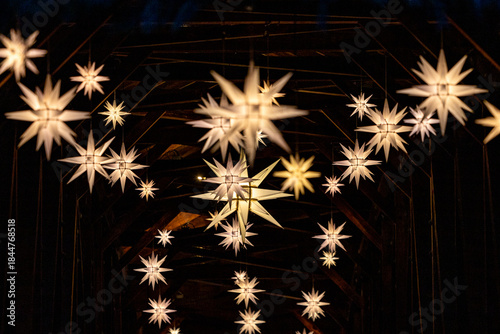 Foto Moravian stars lit up at night in Old Salem