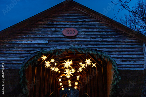 Foto Moravian stars lit up at night in Old Salem