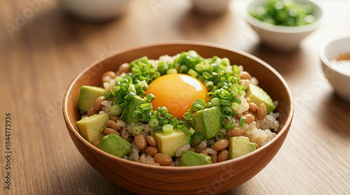 木の器に入ったアボカド納豆卵黄丼、ヘルシーな和食