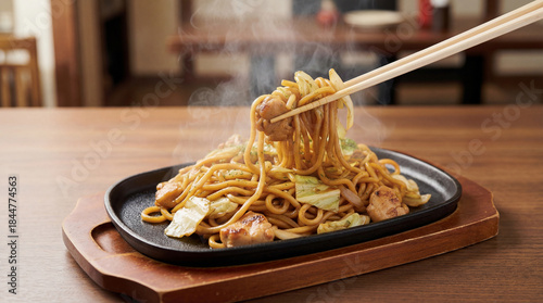 熱々湯気の蒜山焼きそばを箸で持ち上げる食欲をそそる瞬間