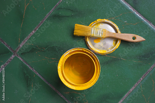 Foto the process of painting a wooden board with yellow paint looks like a bottle fil
