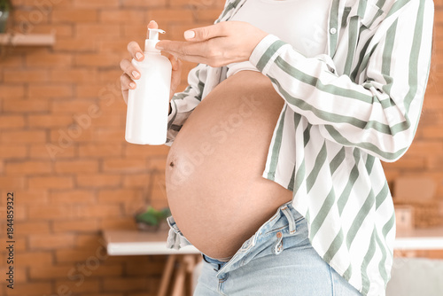 Young pregnant woman with b...