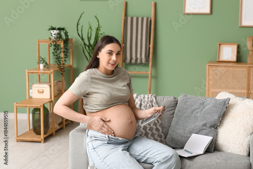 Pregnant young woman with c...