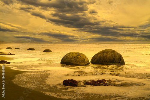 Tablou pe pânză Moeraki Boulders New Zealand, sunset