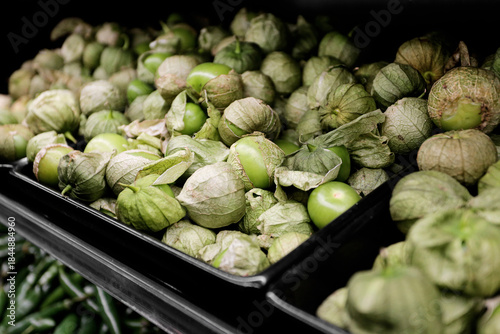 Fotografía Fresh green tomatillos at grocery market display