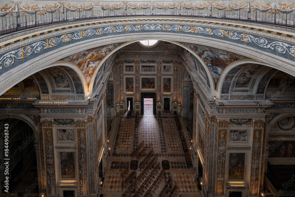 Obraz premium Interior dome and nave of Basilica di SantíAndrea - Mantua, Italy
