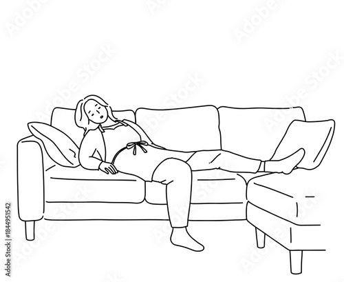 家事の合間にソファでひと休みする女性　モノクロ