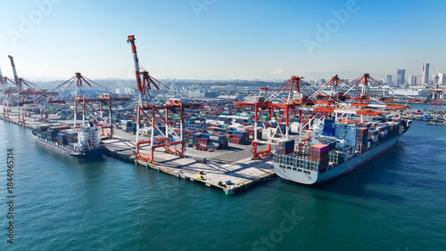 港湾コンテナヤードのドローン空撮