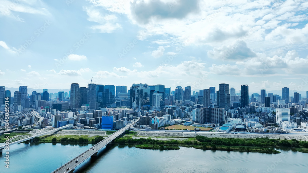 Obraz premium 現代都市と道路のドローン空撮