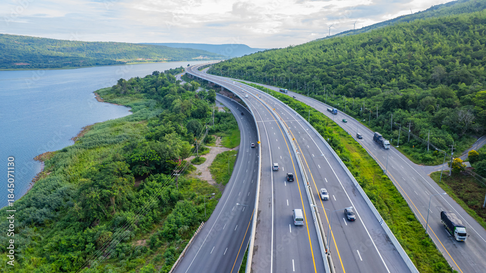 Obraz premium Expressways, motorways, highways, elevated roads, routes passing through mountains and bodies of water or dams offer beautiful scenery.