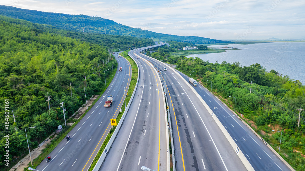 Obraz premium Expressways, motorways, highways, elevated roads, routes passing through mountains and bodies of water or dams offer beautiful scenery.