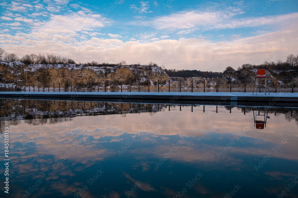Fototapeta premium Tranquil Outdoor Pool with Sky Reflection