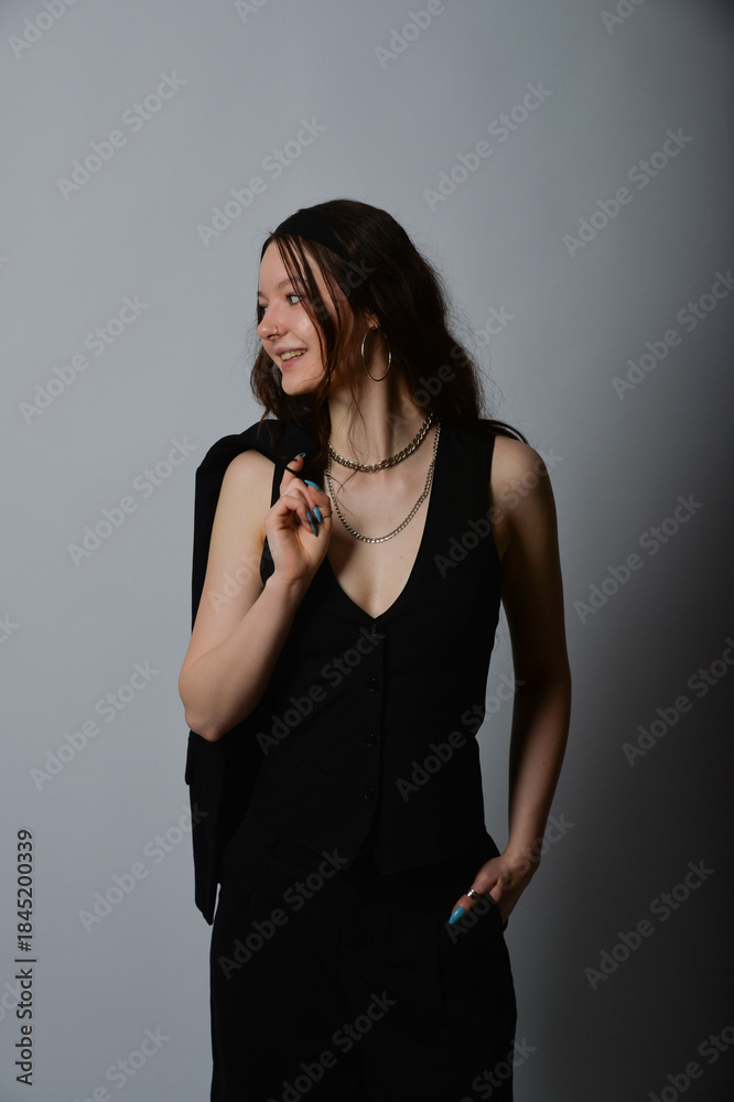 Naklejka premium junge, gothic, schwarz, frau, schönheit, gestalten, kleid, jacke, top, ärmelfrei, anzug, bauchfrei, jheans, sportlich, kleidung, casual, leitbild, brünett, atelier, haar, bekleidung, person, lächeln, 