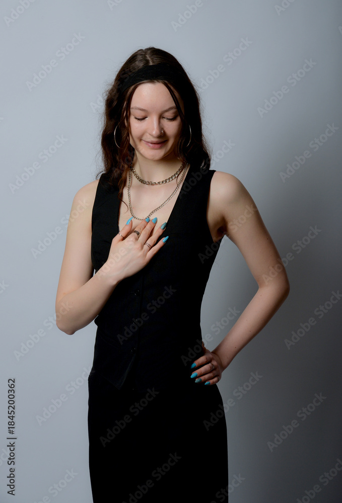 Naklejka premium junge, gothic, schwarz, frau, schönheit, gestalten, kleid, jacke, top, ärmelfrei, anzug, bauchfrei, jheans, sportlich, kleidung, casual, leitbild, brünett, atelier, haar, bekleidung, person, lächeln, 