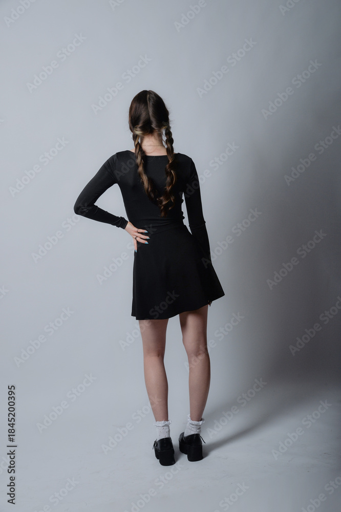 Naklejka premium junge, gothic, schwarz, frau, schönheit, gestalten, kleid, jacke, top, ärmelfrei, anzug, bauchfrei, jheans, sportlich, kleidung, casual, leitbild, brünett, atelier, haar, bekleidung, person, lächeln, 