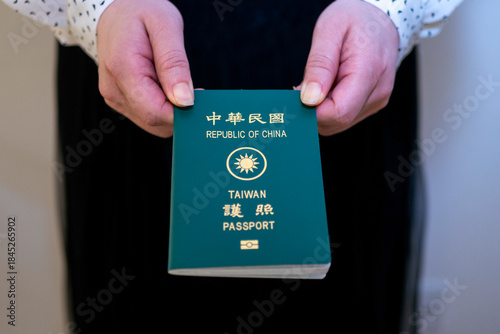 台湾のパスポートを渡す女性の手