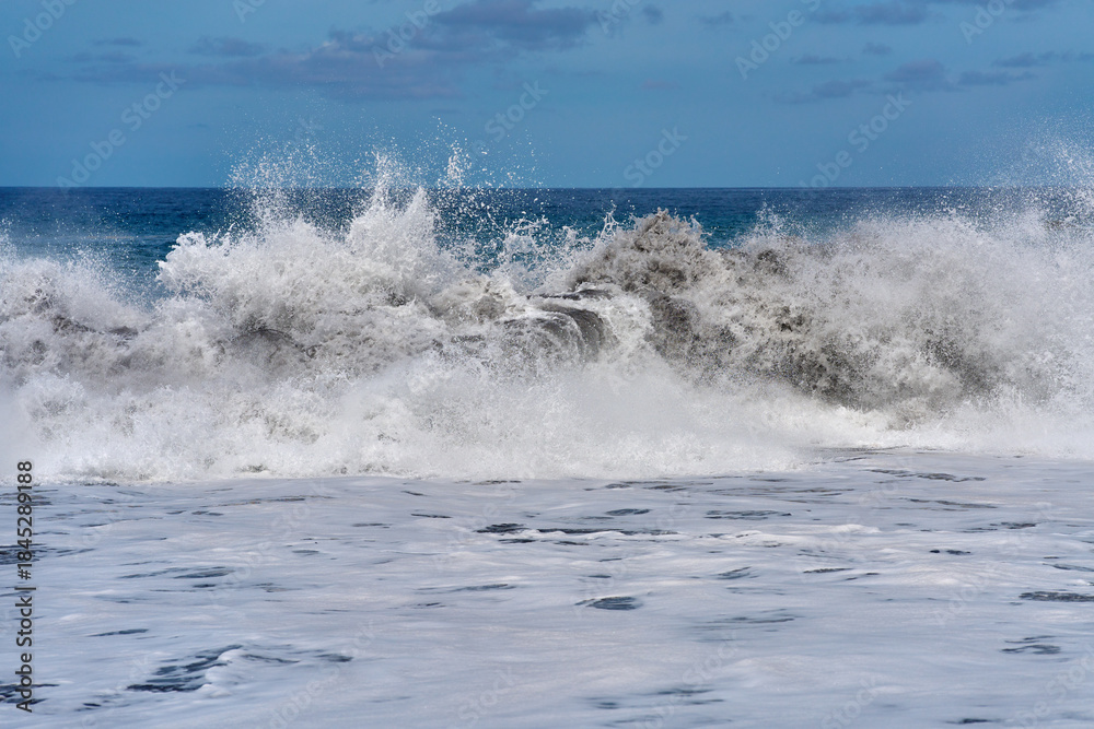 Fototapeta premium Breaking wave at Atlantic Ocean