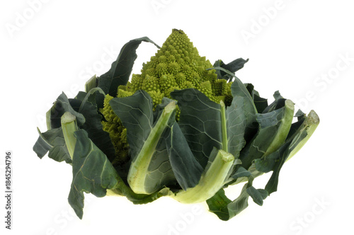 Chou romanesco cru en gros plan isolé sur fond blanc