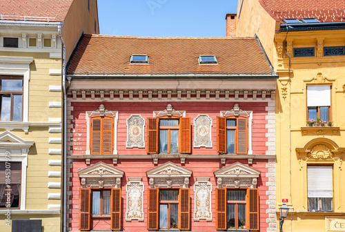 Canvas-taulu Red ornate facade with windows, tympanums and artworks in the main square (Glavn