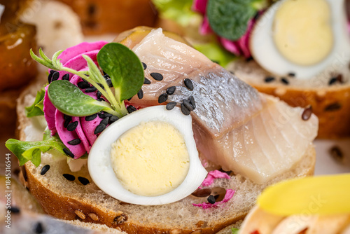 Φωτογραφία Herring bruschetta with egg and beet spread