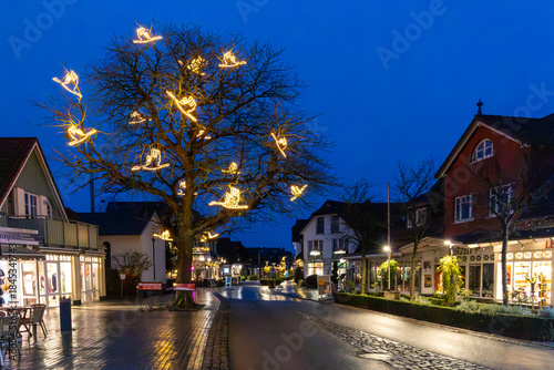 Strandstraße in Zingst mit Winterbeleuchtung.