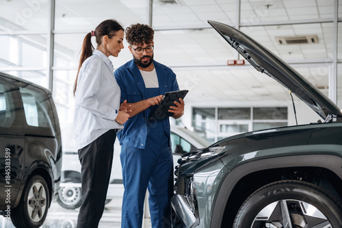 Obraz na płótnie Technical inspection explained to customer indoors