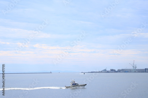 神戸港内を走るボート