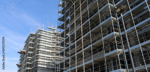 Lavori in corso nel cantiere edile in città - ristrutturare o costruire un nuovo condominio