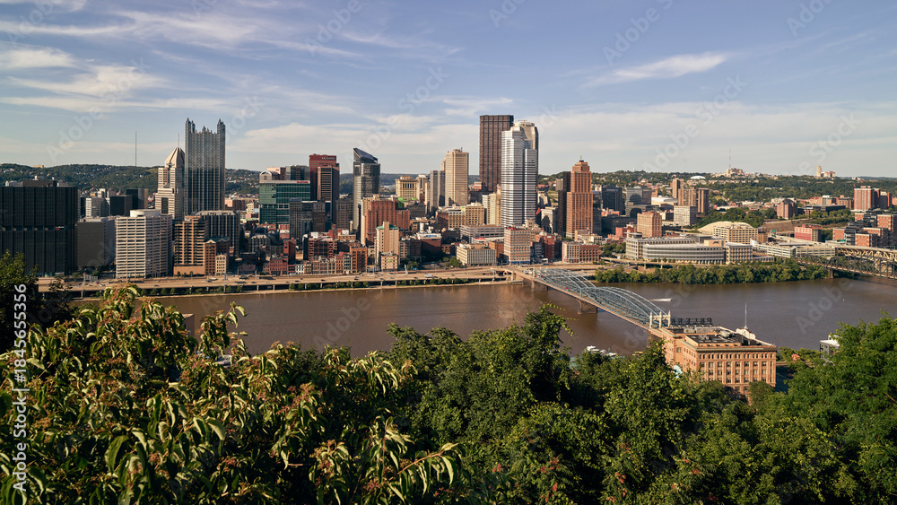 Obraz premium Elevated City and River Confluence Under Clear Summer Light
