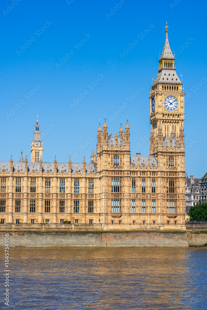 Obraz premium London, England, UK: Waterfront view of the Big Ben tower and the House of Parliament building on the banks of river Thanes