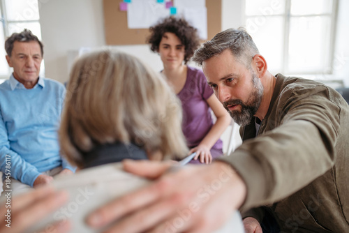 Tableau sur toile Sharing painful experiences during guided therapeutic session