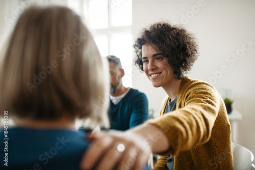 Obraz na plátne Sharing painful experiences during guided therapeutic session
