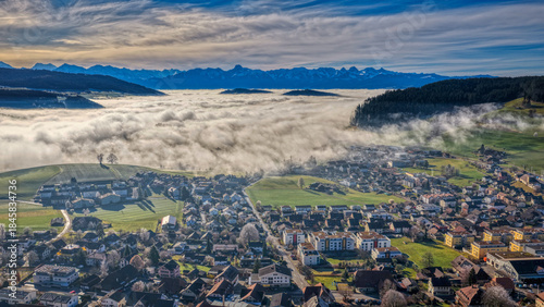 Hochnebel zieht über Grosshöchstetten, 15.12.2025, Schweiz, Kanton Bern, Emmental