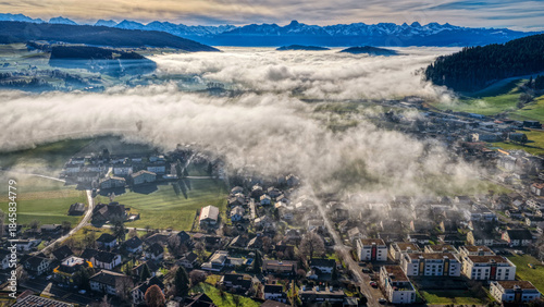 Hochnebel zieht über Grosshöchstetten, 15.12.2025, Schweiz, Kanton Bern, Emmental