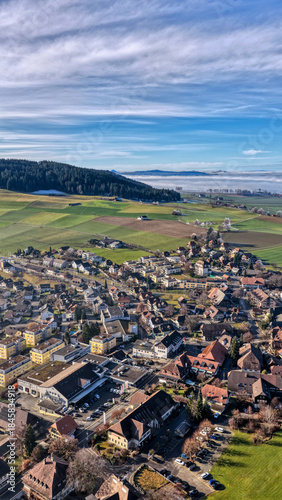 Grosshöchstetten im Dezember 2025 mit aufziehendem Hochnebel, Schweiz