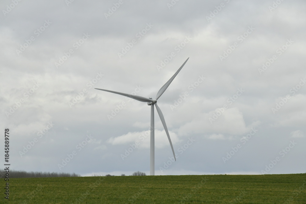 Fototapeta premium Éolienne sous un ciel de pluie à Ghislenghien (Ath)