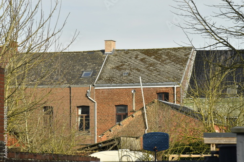 Toits en Eternit des maisons traditionnelles à Écaussinnes d'Enghien (Soignies)